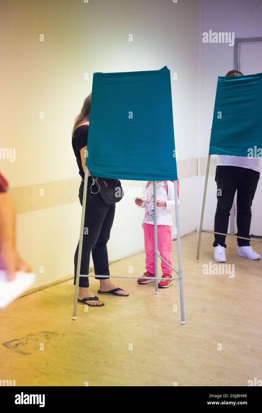 STOCKHOLM 2018-09-09 personnes ont voté dans un bureau de vote de la banlieue de Bagarmossen à Stockholm. Foto: Hanna Franzén / TT / Kod 11870 Banque D'Images