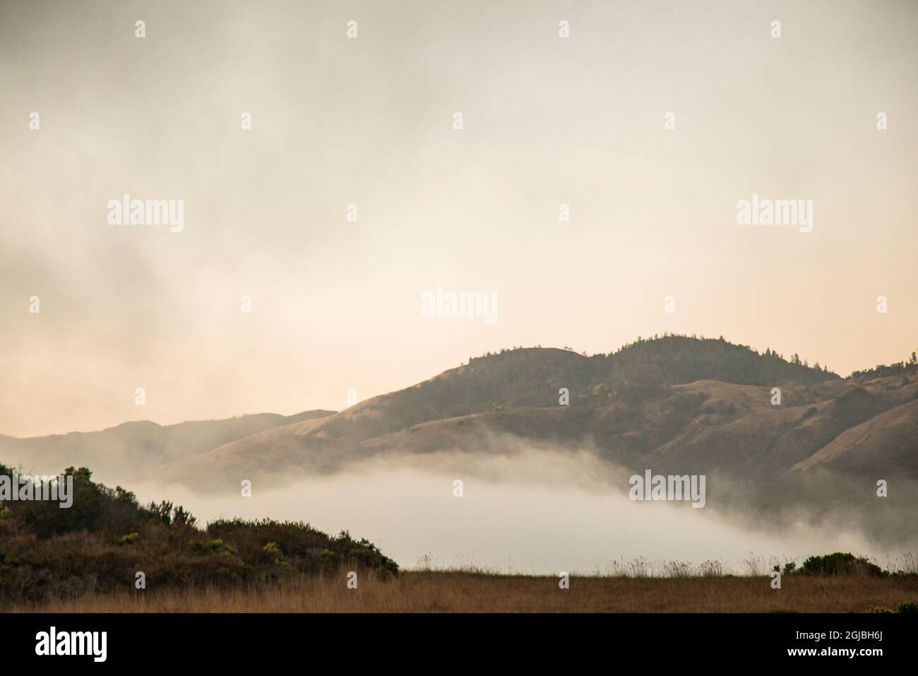États-Unis, Californie. Coucher de soleil sur l'océan Pacifique, vue depuis la Pacific Coast Highway. Banque D'Images