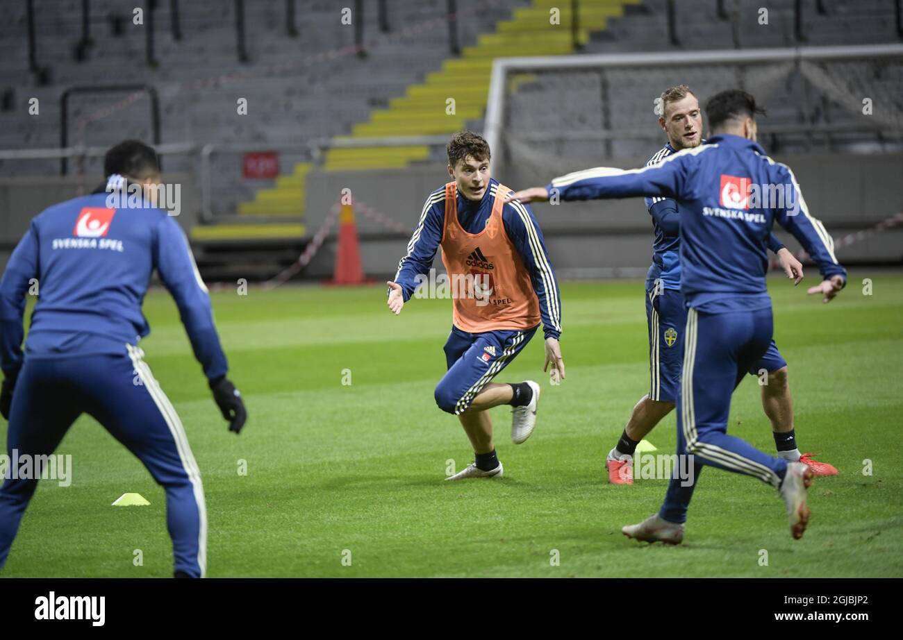 STOCKHOLM 20181008 Victor Nillson Lindelof et Sebastian Larsson, joueurs de l'équipe nationale de football de Suède, en action lors d'une session d'entraînement à Friends Arena à Solna, le 08 octobre 2018, en prévision d'un match de la Ligue des Nations contre la Russie. Photo: Pontus Lundahl / TT / code 10050 Banque D'Images