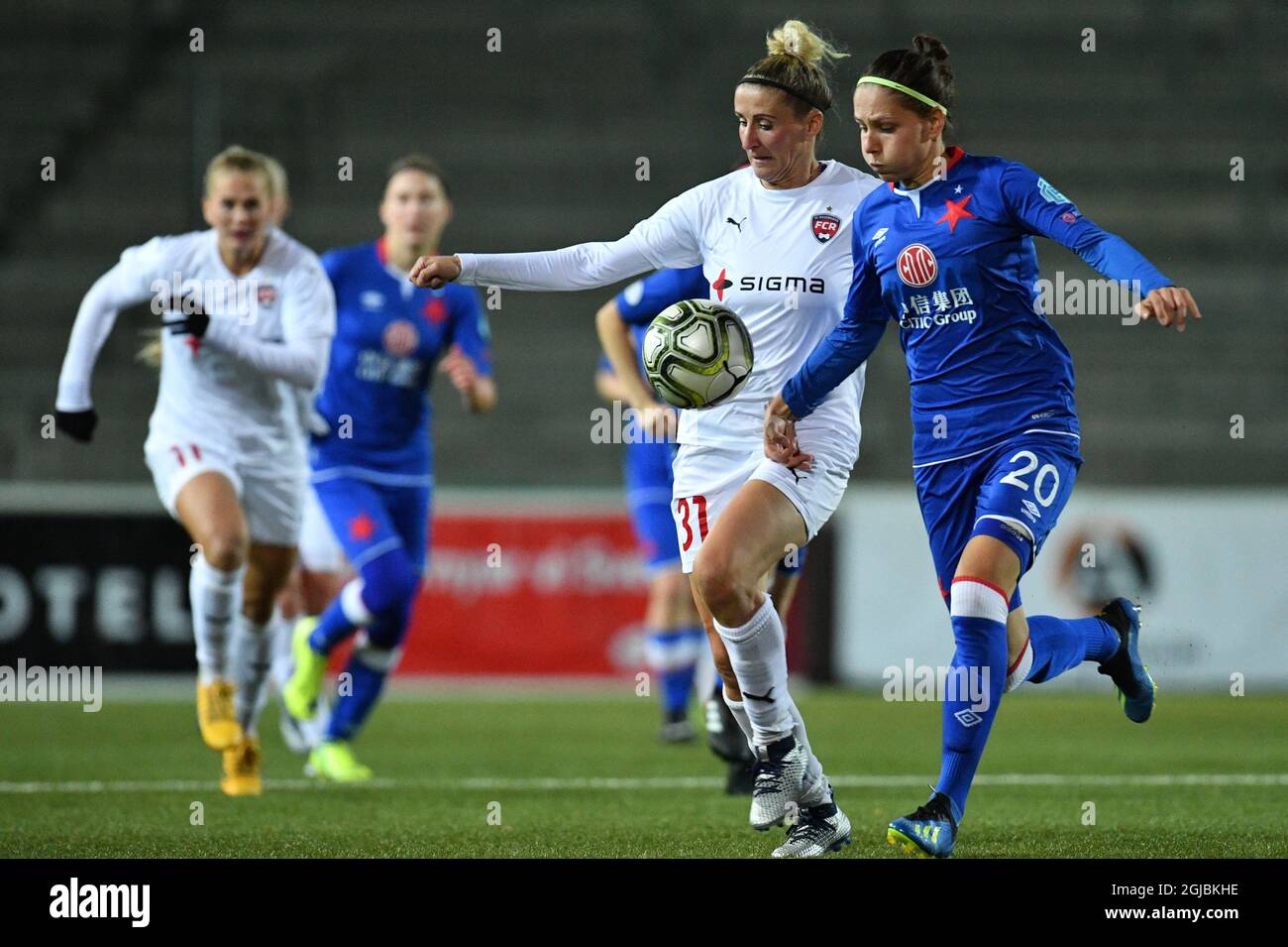 Anja Mittag (L) de Rosengard et Diana Bartovicova de Slavia Praha se battent pour le ballon lors du tour de la Ligue des champions des femmes de 16, premier match de football de jambe entre le FC Rosengard et le SK Slavia Praha à Malmo Idrottsplats à Malmo, Suède, le 18 octobre 2018. Photo: Johan Nilsson / TT / code 50090 Banque D'Images