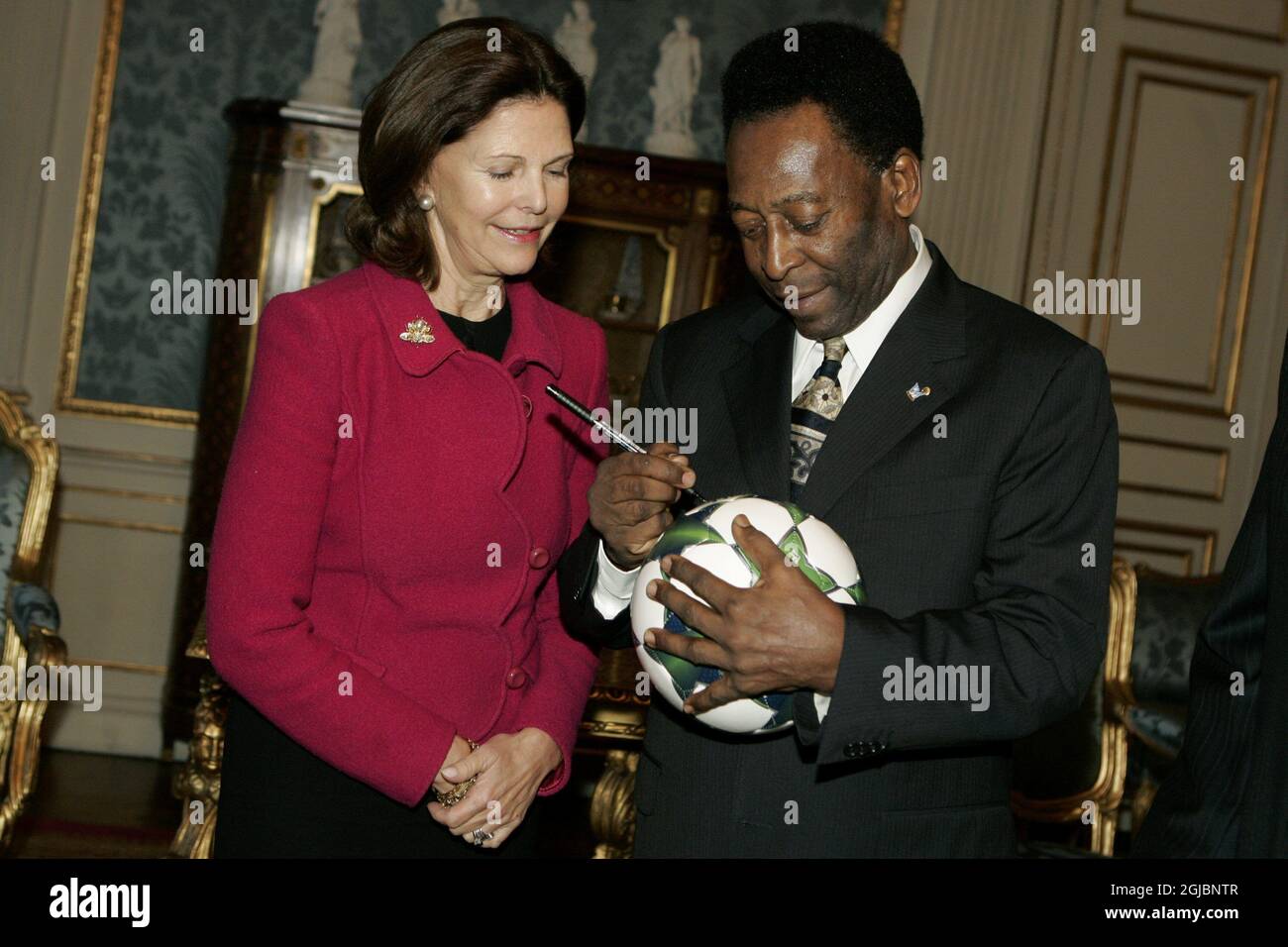 STOCKHOLM 20081118 la reine Silvia et la légende brésilienne du football Pele sont vus lors d'une cérémonie au Palais Royal de Stockholm, Suède, le 18 novembre 2008. Pele, qui est à Stockholm pour les prix suédois annuels du football, a donné à la reine Silvia un football signé. Foto: Tapis Andersson / SCANPIX / Kod 62210 Banque D'Images