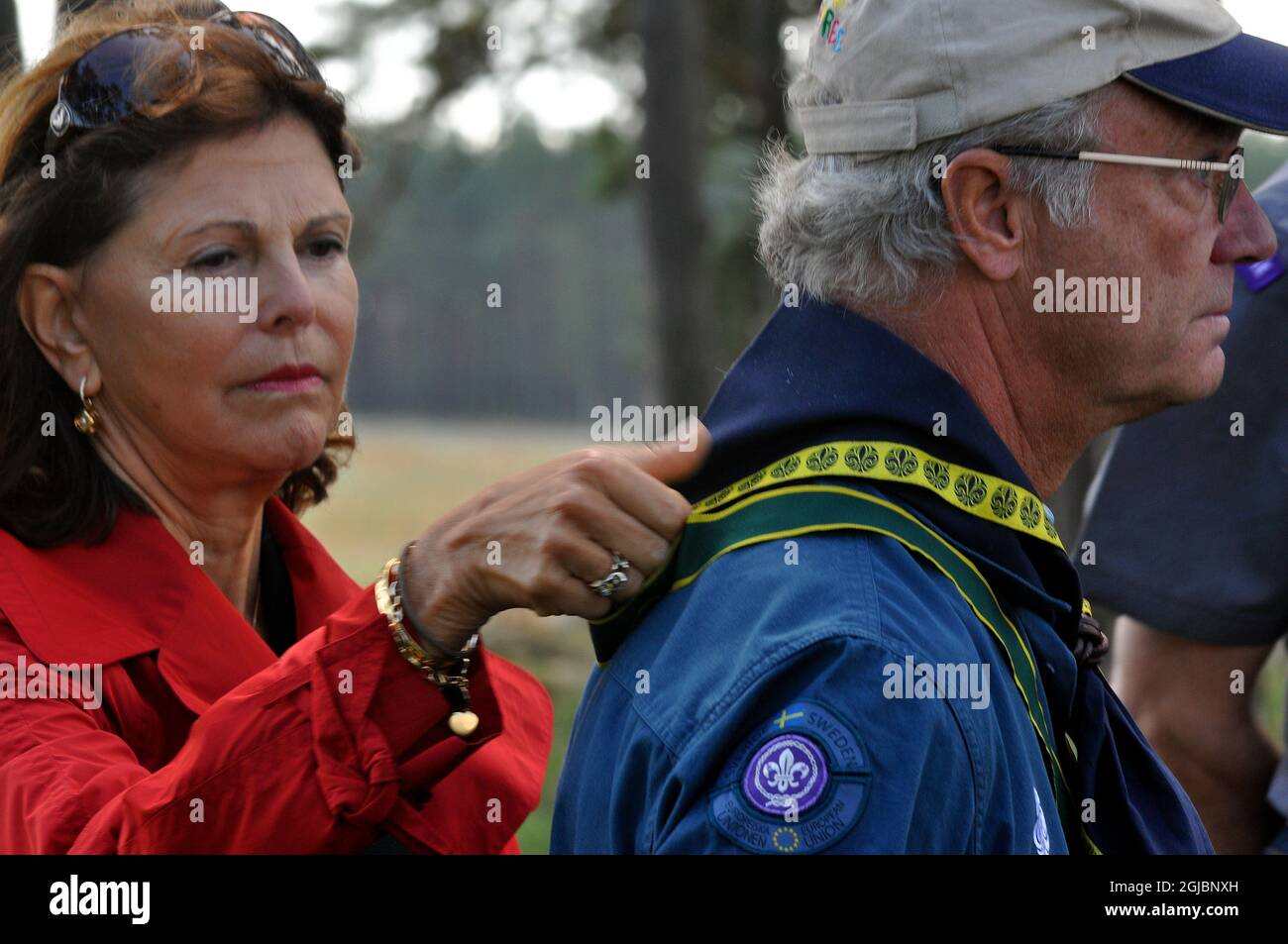 RINKABY 20090829 la reine Silvia fixe le foulard scout et le roi Carl Gustaf lors d'un Jamboree à Rinkaby, en Suède. Foto Magnus Johansson / SCANPIX / Kod 75807 Banque D'Images