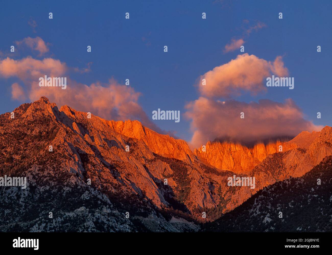 États-Unis, Californie, Sierra Nevada Mountains. Mont Whitney au lever du soleil. Banque D'Images