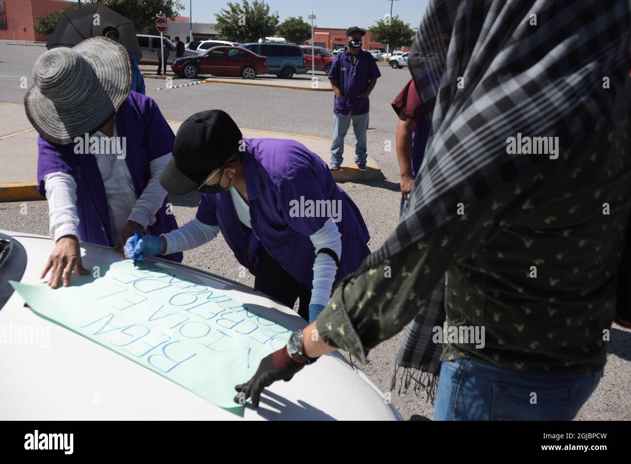 Les ouvriers d'usine de Ciudad Juarez Chihuahua Mexique, protestent qu'ils ne sont pas autorisés à manquer leur travail bien que la ville ait déclaré la fermeture totale des entreprises en raison de la quarantaine en raison de la pandémie de Covid 19 Banque D'Images