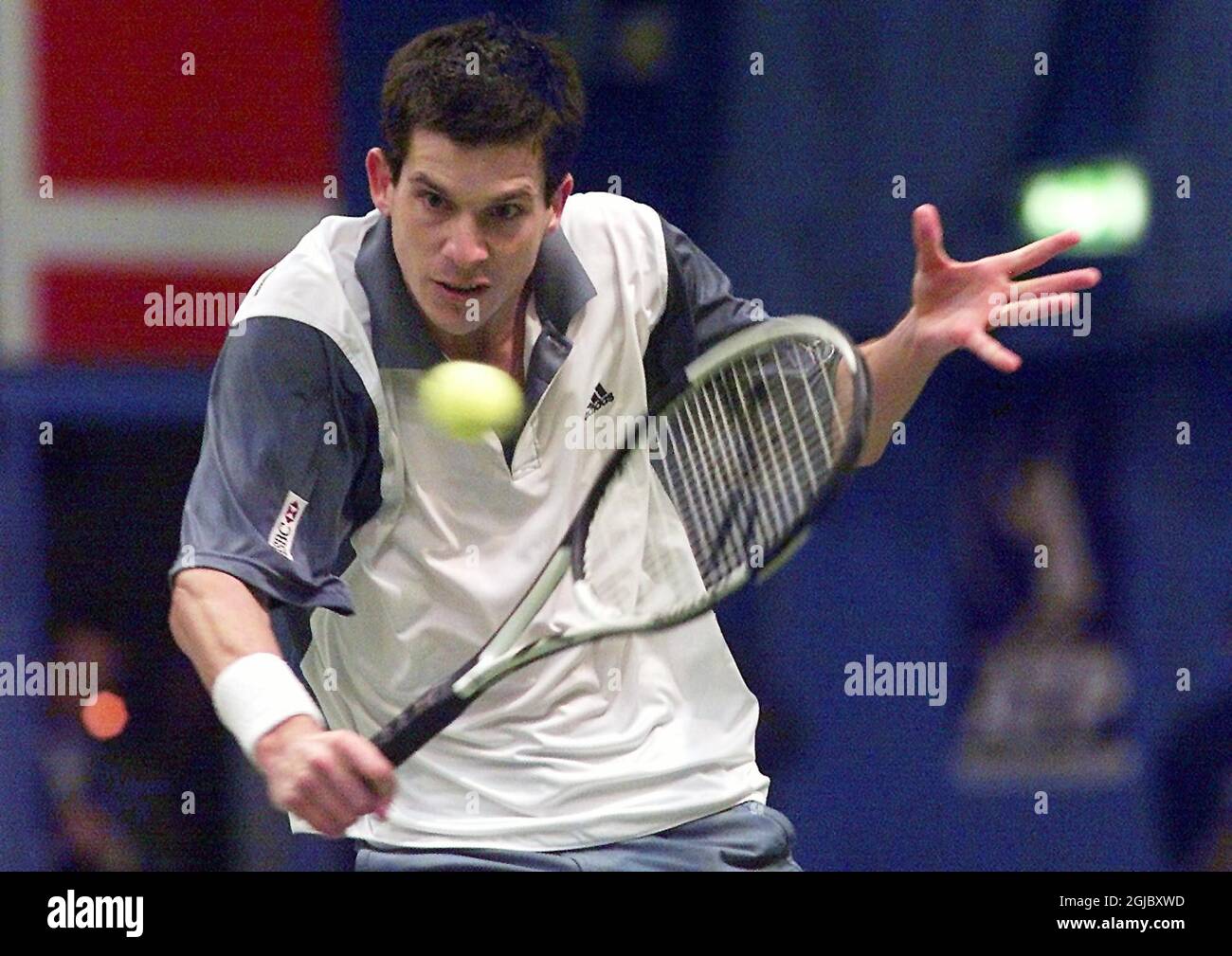 Tim Henman joue un volley dans la finale contre Andreas Vinciguerra. Henman remporte le match 6-3, 6-4. Banque D'Images