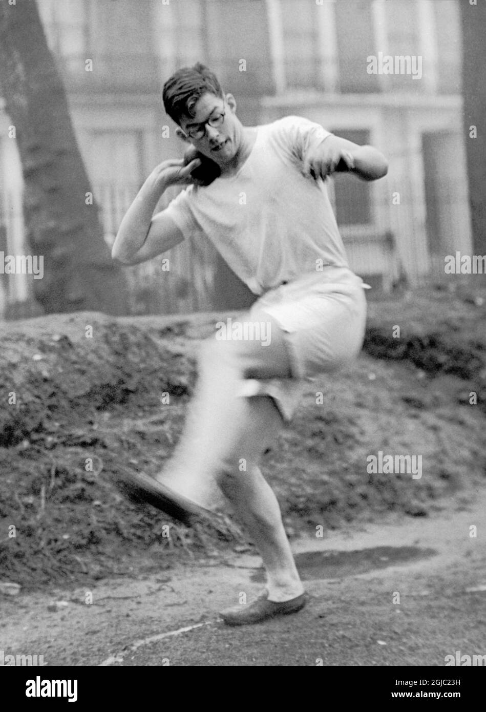 Rudolf von Ribbentrop, fils de 15 ans d'Herr Joachim von Ribbentrop, Allemand Ambassdor à Londres, a joué pour son école - Westminster School, contre son pays lorsqu'un concours sportif a eu lieu à Vincent Square, Westminster Banque D'Images