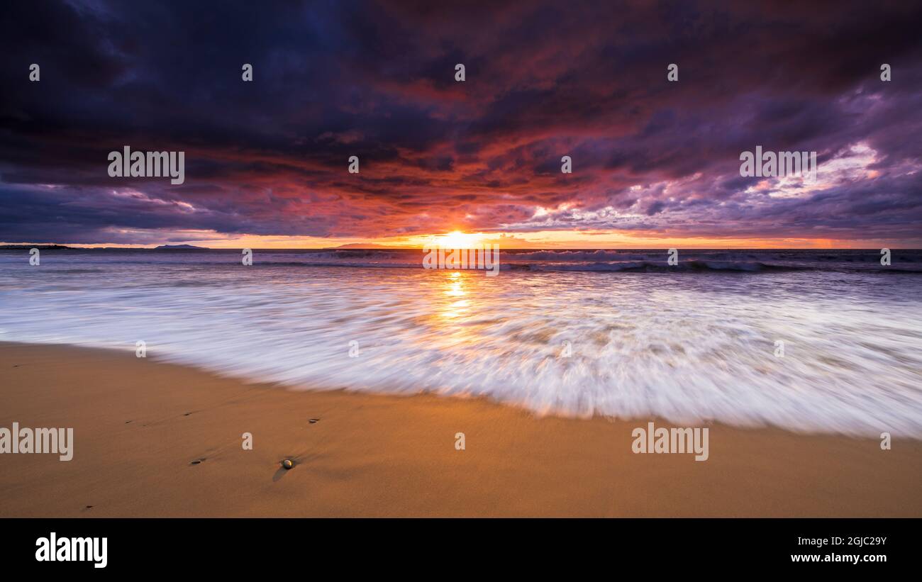 Coucher de soleil sur les îles Anglo-Normandes depuis la plage d'État de Ventura, Ventura, Californie, États-Unis. Banque D'Images