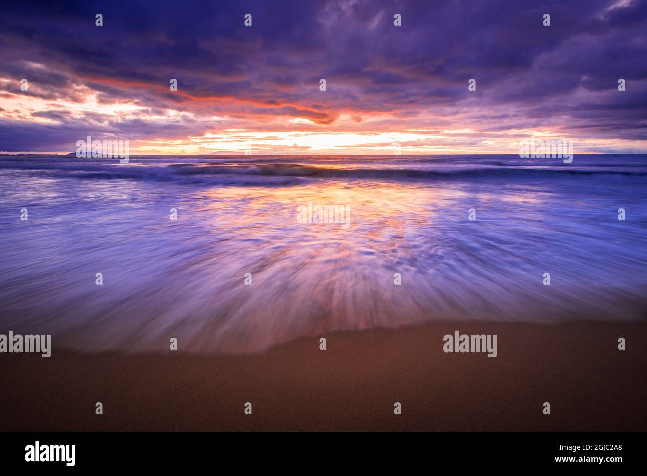 Coucher de soleil sur les îles Anglo-Normandes depuis la plage d'État de Ventura, Ventura, Californie, États-Unis. Banque D'Images