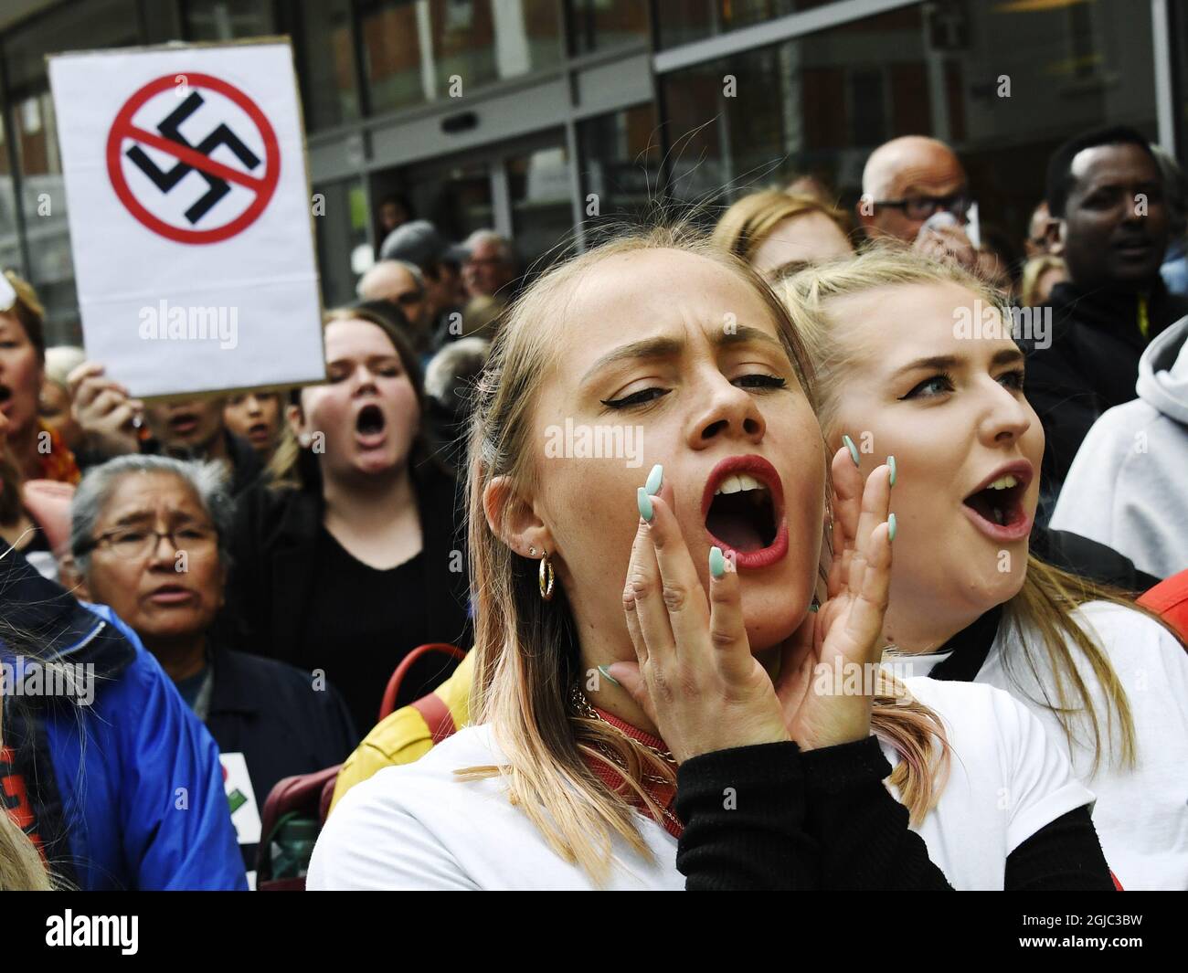 La police, des membres de l'organisation nazie NMR (mouvement de résistance nordique) et des manifestants anti NMR dans les rues de Ludvika, Suède 1er mai 2019 Foto: Ulf Palm / TT / Kod 9110 Banque D'Images