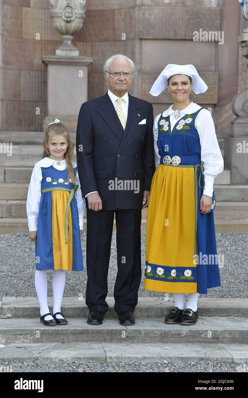 STOCKHOLM 2019-06-06 la princesse Estelle, le roi Carl Gustaf et la princesse Victoria posent pour une photo au Palais Royal de Stockholm pendant la célébration de la Journée nationale. Photo: Karin Tornblom / TT Kod 11920 Banque D'Images