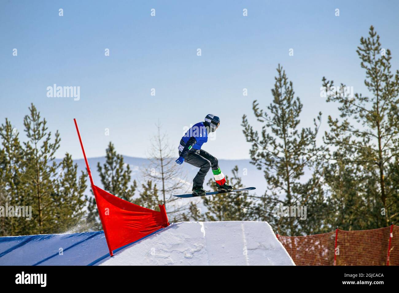 Saut à ski italien avec snowboarder. Compétition de snowboard Banque D'Images