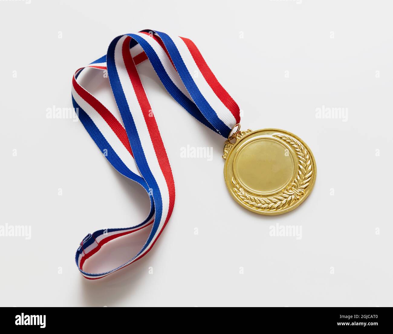 Médaille d'or numéro un. Champion première place athlète gagnant. Prix en trophée de sport et ruban rouge et bleu isolé sur fond blanc. SP. Vide Banque D'Images