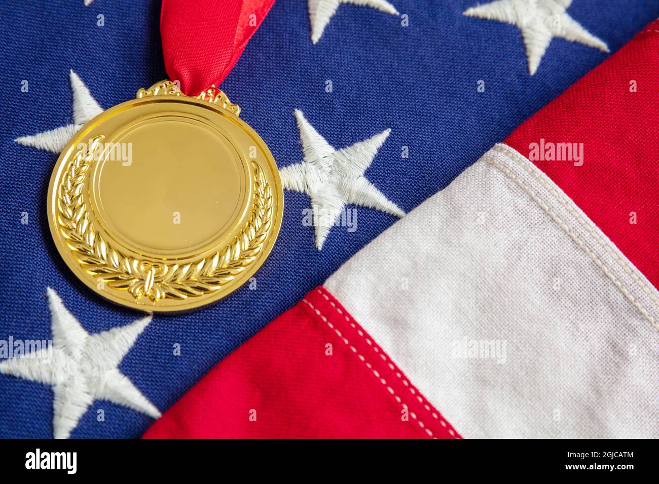 Médaille d'or pour les États-Unis. Prix du gagnant avec ruban sur fond de drapeau américain. Trophée d'athlète américain dans le sport pour la première place champion. Espace vide et l Banque D'Images