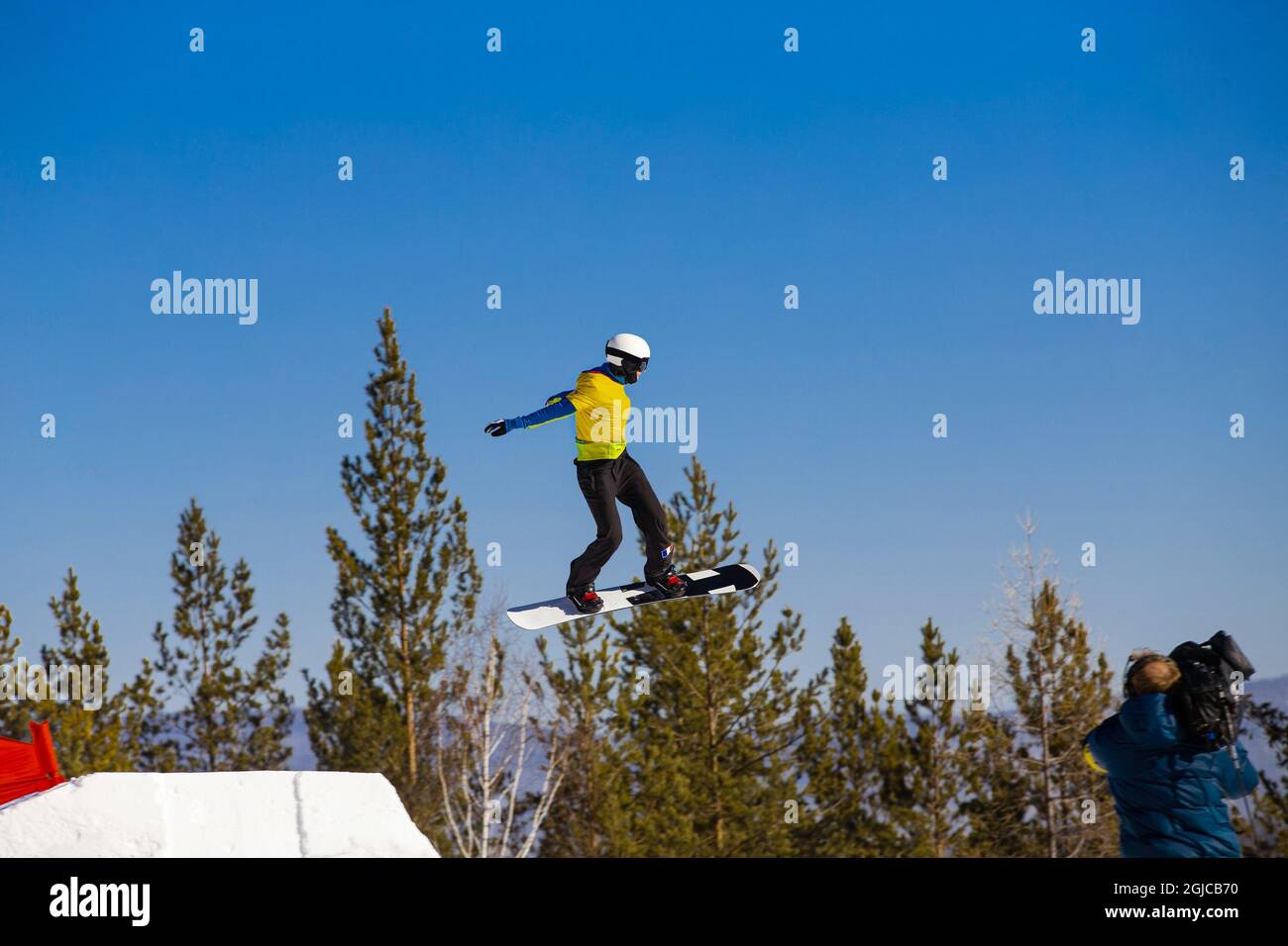 girl snowboarder ski jump, opérateur conduit la diffusion en direct Banque D'Images