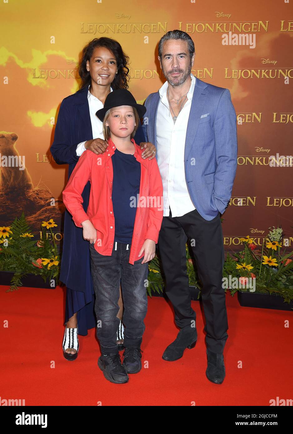 Ola Rapace avec sa nouvelle femme Sonja Jawo et son fils Lev (mère de Naomi Rapace) première du Roi Lion à Stockholm, Suède 15 juillet 2019 (c) Karin Törnblom / TT / Kod 2377 Banque D'Images