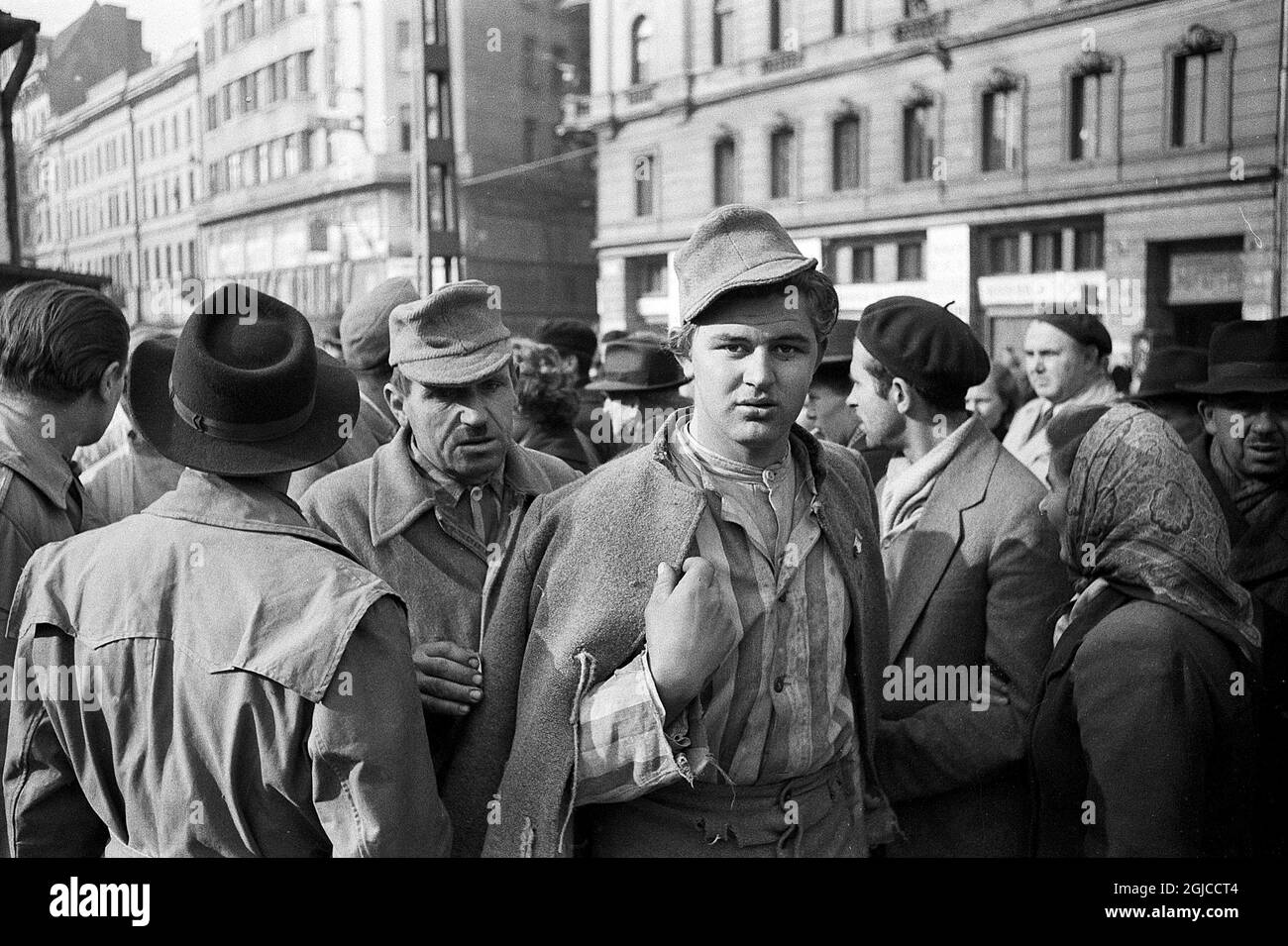 BUDAPEST 1956 des hommes libérés des prisons et des camps de détention par le Premier ministre hongrois Imre Nagy lors de la révolution nationale contre la République populaire hongroise et ses politiques imposées par les Soviétiques, du 23 octobre au 10 novembre 1956. Photo: Anders Engman / Bonnierarkivet / TT / Kod: 3010 Banque D'Images