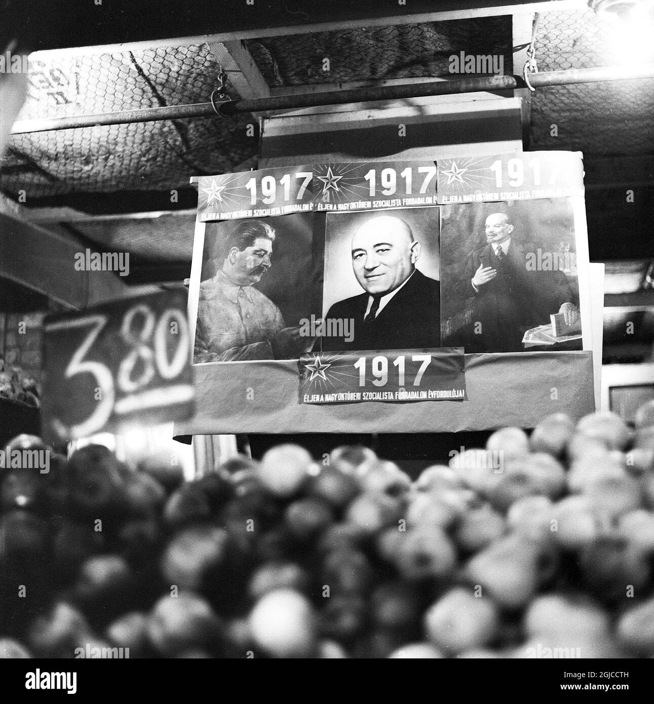 BUDAPEST 1956 Image de propagande pro-soviétique sur un marché de Budapest, Hongrie, lors de la révolution nationale contre la République populaire hongroise et ses politiques imposées par les Soviétiques, du 23 octobre au 10 novembre 1956. Le portrait au milieu montre Mátyás rákosi, le dirigeant communiste hongrois, flanqué des dirigeants soviétiques Josef Staline, à gauche, et Vladimir Lénine, à droite. Photo: Anders Engman / Bonnierarkivet / TT / Kod: 3010 Banque D'Images