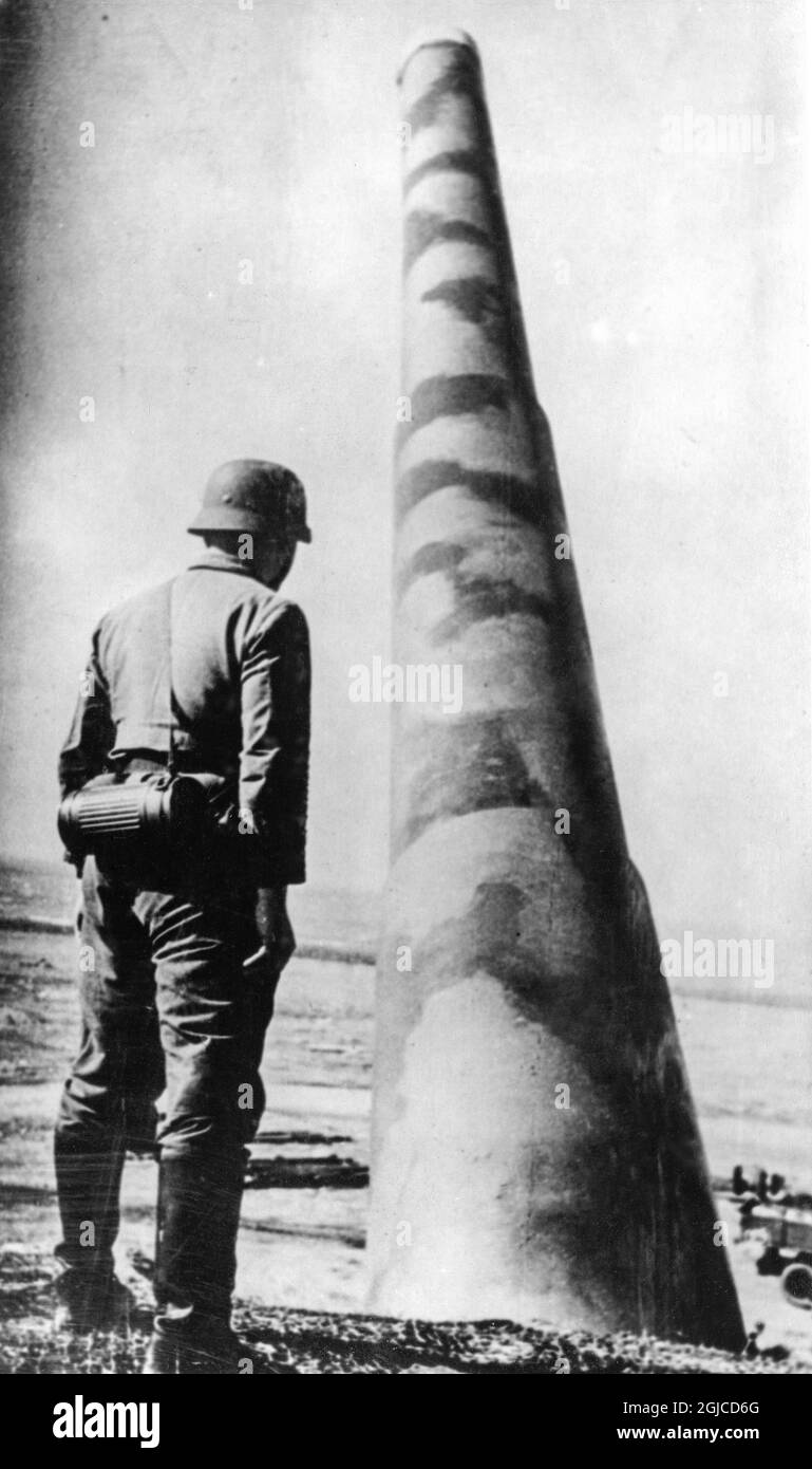 CALAIS, FRANCE 1940 Soldat allemand debout à côté d'une longue artillerie de tir sur la côte Manche de Calais 1940, pendant l'occupation allemande de certaines parties de la France pendant la Seconde Guerre mondiale. Photo: AB Text & Bilder / SVT / Kod: 5600 Banque D'Images