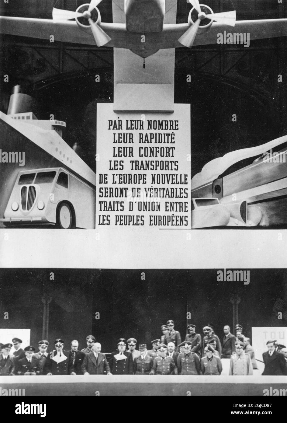 PARIS, FRANCE 1942-04-12 visiteurs à l'exposition « la nouvelle vie » (« Das neue Leben » « la vie Nouvelle ») au Grand Palais de Paris, France 12 1942 avril, pendant l'occupation