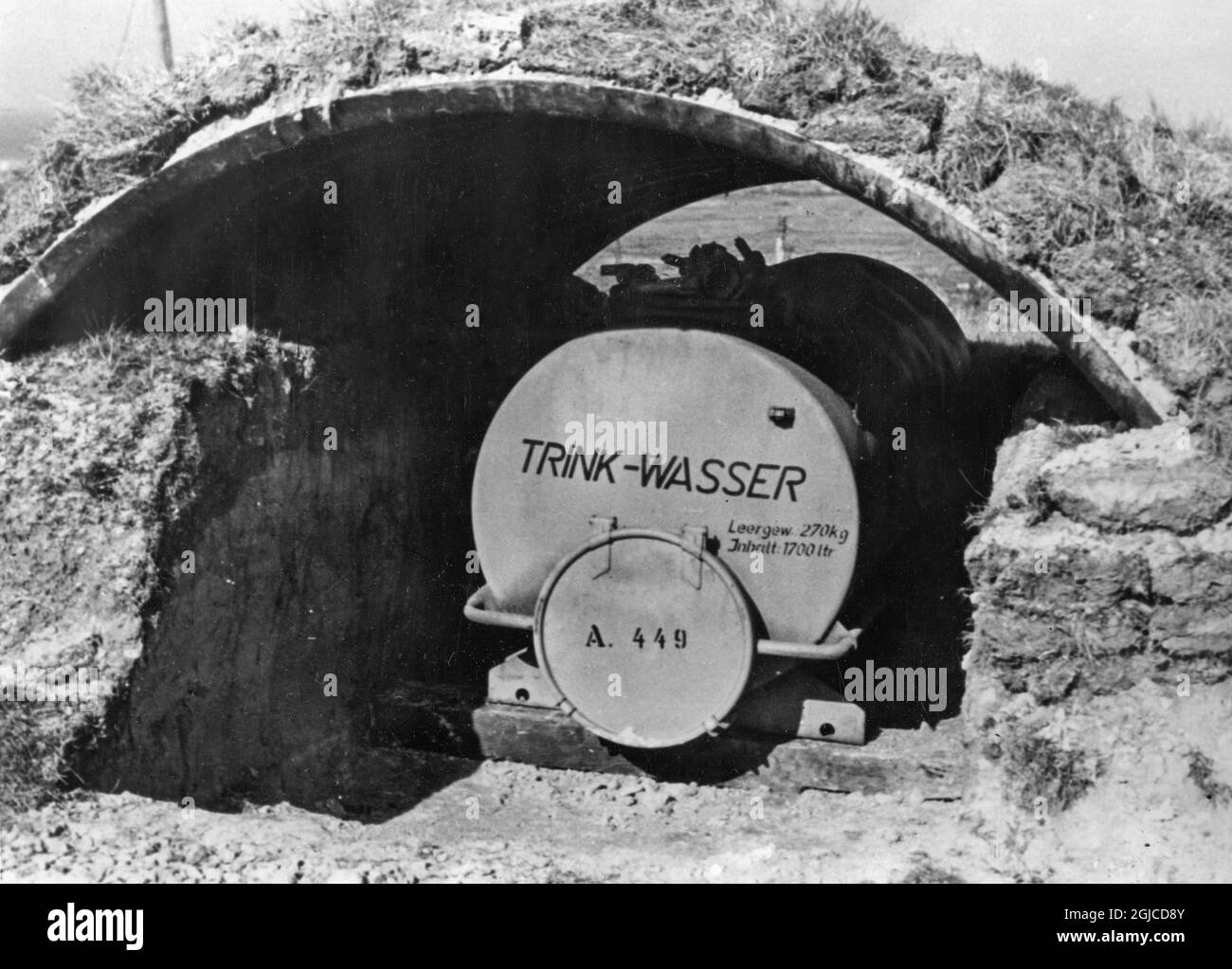 CHANNEL COAST, FRANCE 1943-04-20 Un conteneur d'eau potable d'une capacité de 1,700 litres et d'un poids à vide de 270 kg est placé sous un toit incassable pour les unités militaires allemandes postées dans des bunkers et des postes le long de la côte française de la Manche, Pendant l'occupation allemande de certaines parties de la France pendant la Seconde Guerre mondiale. Photo: Weiss / AB Text & Bilder / Scherl Bilderdienst / SVT / Kod: 5600 Banque D'Images