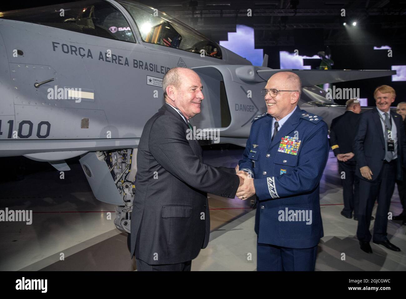 Le ministre brésilien de la Défense, Fernando Azevedo e Silva (L), et le lieutenant-brigadier Antonio Carlos Moretti Bermudez, chef de l'Armée de l'Air brésilienne, se sont mis la main lors d'une cérémonie où le premier combattant Saab Gripen E a été remis au Brésil, à Linkoping, en Suède, le 10 septembre 2019. Le Brésil a commandé 28 Gripen E et huit Gripen F Fighters à la société suédoise Saab, spécialisée dans l'aérospatiale et la défense. Photo: Stefan Jerrevang / TT / code 60160 Banque D'Images