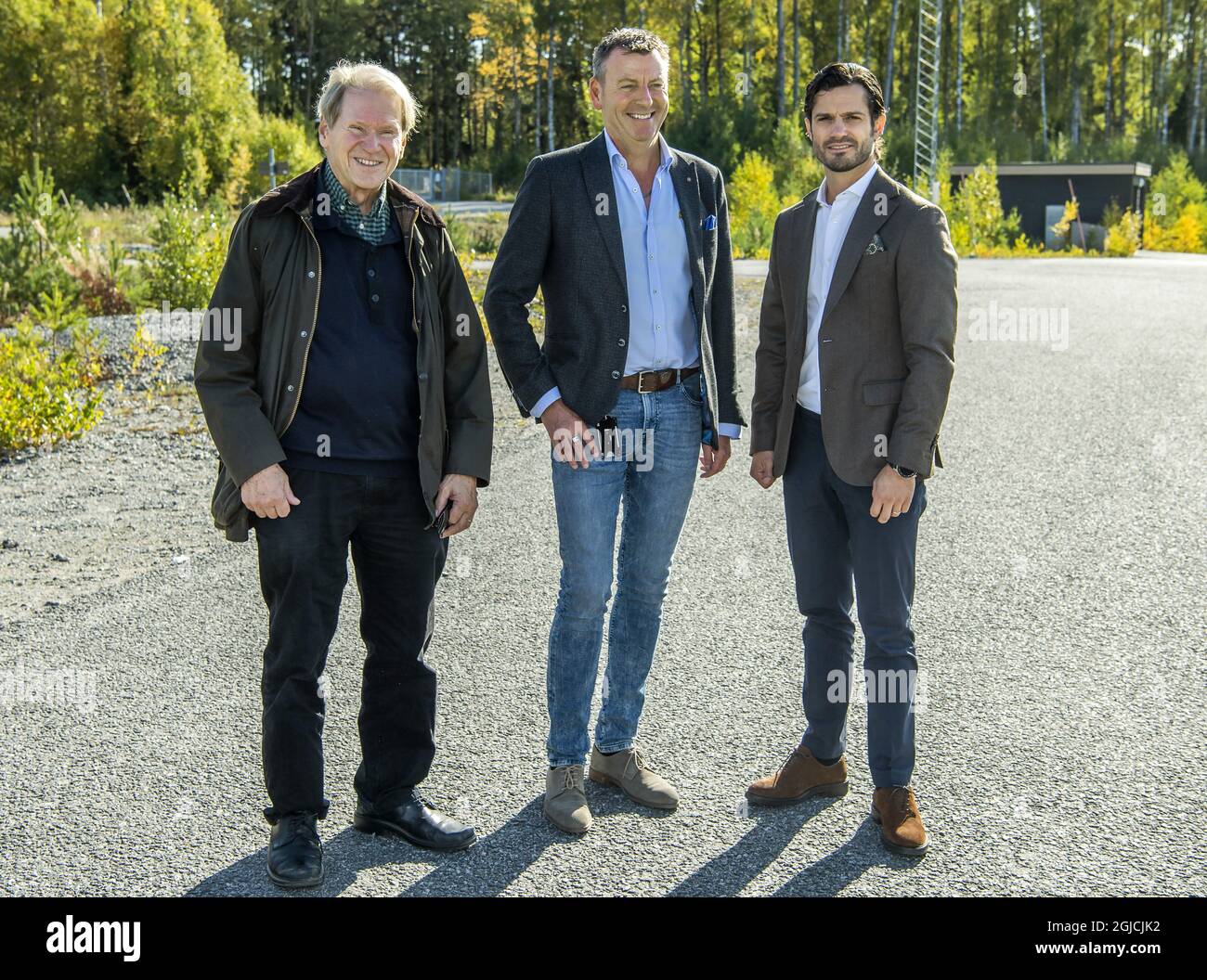 STOCKHOLM 20190926 le Prince Carl Philip visite le projet eRoadArlanda où les routes électriques du futur sont en cours de développement. Entre autres choses, le Prince a pu regarder la route électrique avec Gunnar Asplund, inventeur et chef de recherche de la technologie derrière eRoadArlanda et Fabian Wrede, responsable du groupe véhicule du consortium RUAB et chef de projet ABT Bolagen. Foto: Claudio Bresciani / TT / Kod 10090 Banque D'Images