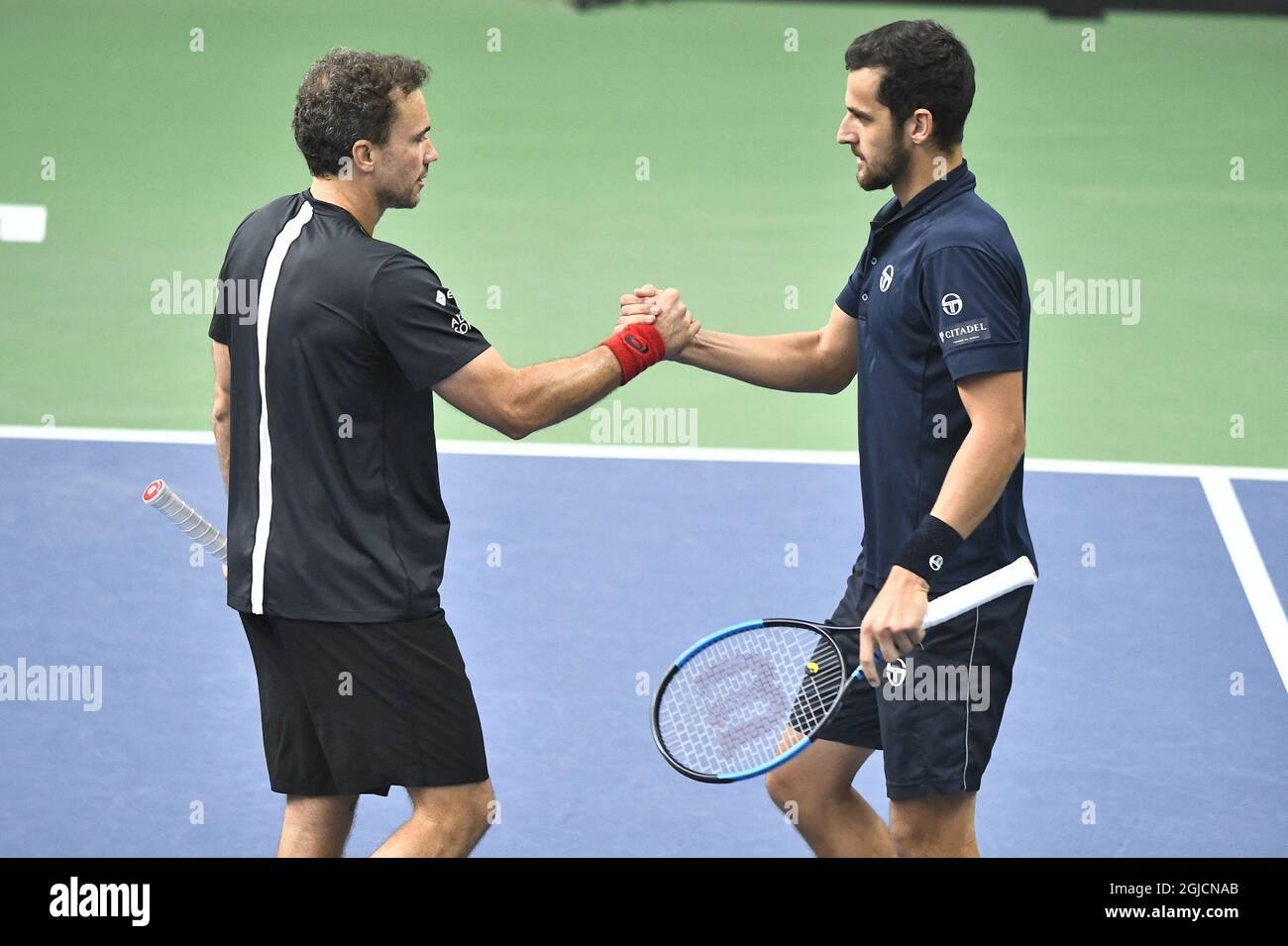 Mate Pavic (CRO) et Bruno Soares (BRA) se félicitent mutuellement après avoir remporté la demi-finale des doubles hommes au tournoi de tennis ATP Stockholm Open au Royal tennis Hall de Stockholm, Suède, octobre 19 2018, photo: Claudio Bresciani / TT code 10090 Banque D'Images