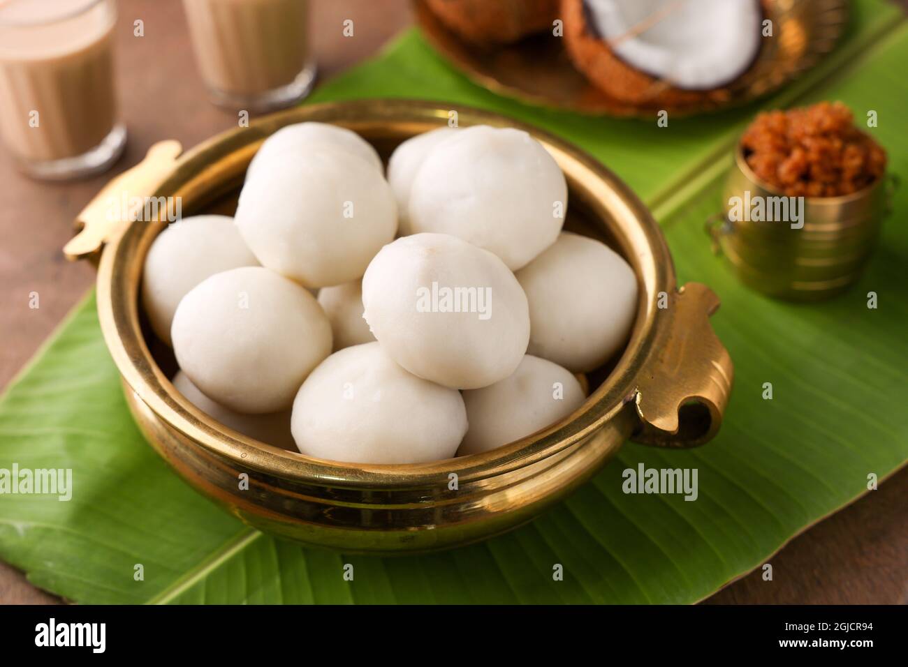 Kozhukatta Pidi en assiette dorée thé indien Kerala temps snack aliments à la vapeur doux riz modak boulonnage ganesha chathurthi, Diwali, Navratri Dussehra Banque D'Images