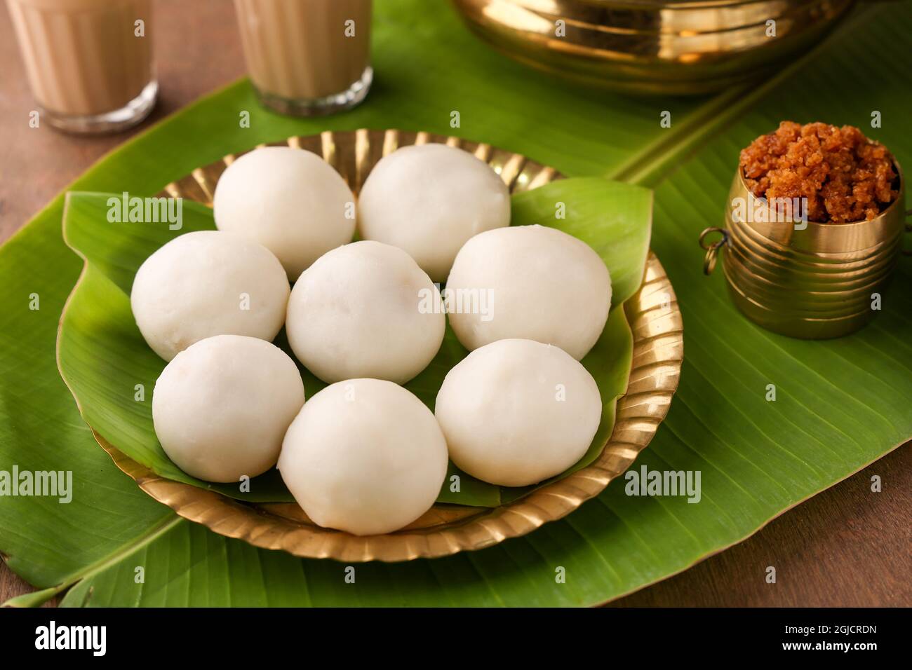 Kozhukatta Pidi en assiette dorée thé indien Kerala temps snack aliments à la vapeur doux riz modak boulonnage ganesha chathurthi, Diwali, Navratri Dussehra Banque D'Images