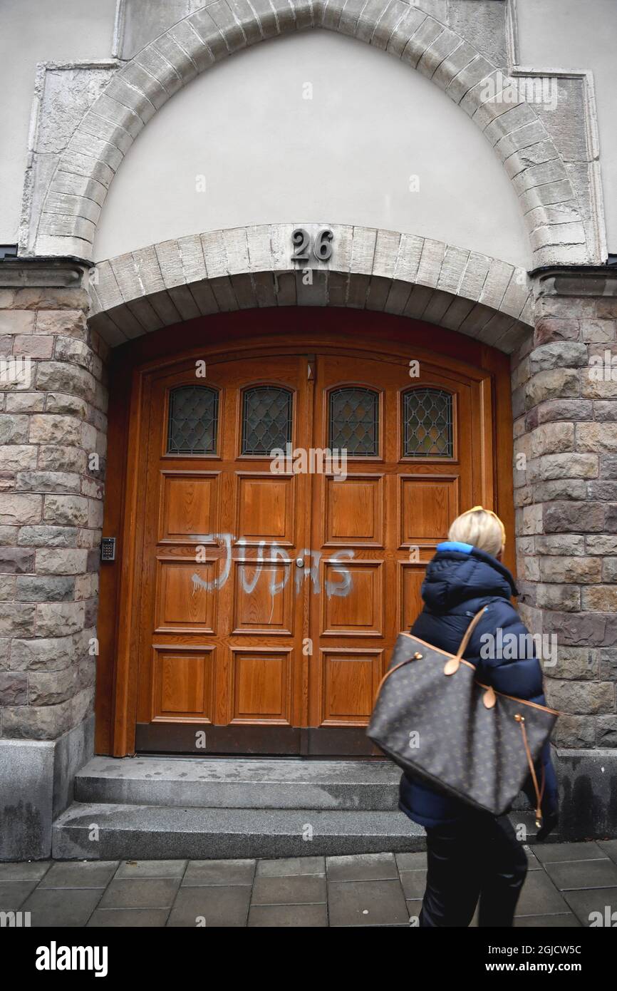 STOCKHOLM 20191128 le mot « Judas » est pulvérisé de peinture blanche sur  la porte d'entrée du footballeur suédois r Zlatan Ibrahimovic à Stockholm,  en Suède, le jeudi 28 novembre 2019. Certains