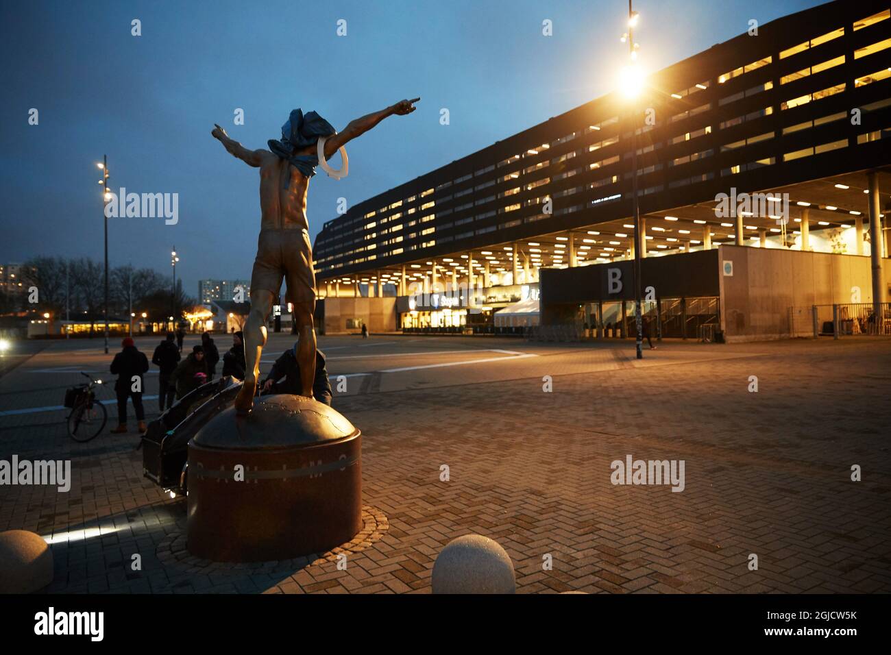 La statue du footballeur suédois Zlatan Ibrahimovic à l'extérieur du stade de football de Malmo, en Suède, a été vandalisée. Certains supporters de l'ancien club de football de Zlatan Malmo FF sont en colère alors que Zlatan est devenu l'un des propriétaires du club de football de Stockholm Hammarby FF Foto: Andreas Hillergren / TT / Kod 10600 Banque D'Images