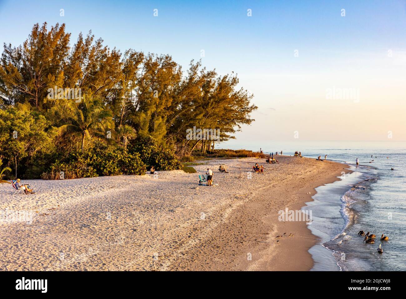 Plage de sable blanc à Blind Pass au coucher du soleil sur Sanibel Island, Floride, États-Unis Banque D'Images