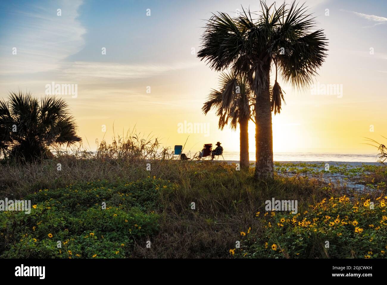 Couple silhoueté par le coucher du soleil à Blind Pass Beach sur Sanibel Island, Floride, États-Unis. (M.) Banque D'Images