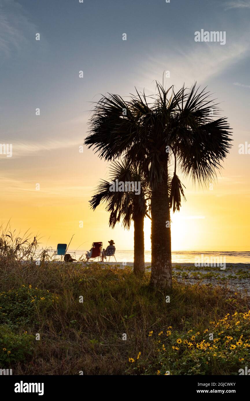 Couple silhoueté par le coucher du soleil à Blind Pass Beach sur Sanibel Island, Floride, États-Unis. (M.) Banque D'Images