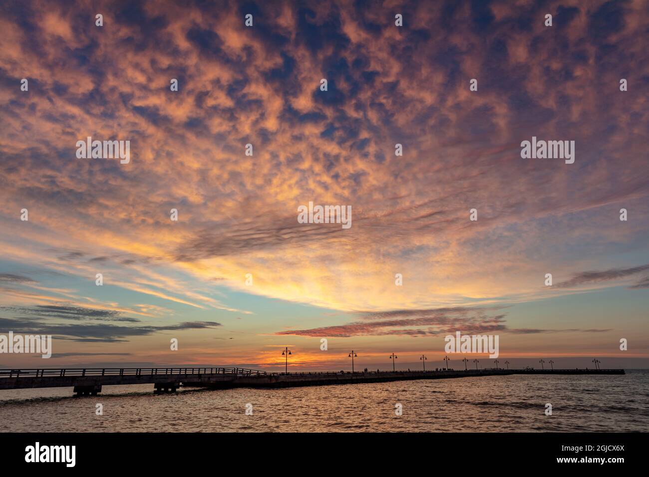 Des nuages de lever de soleil éclatants au-dessus de l'océan Atlantique depuis la jetée de Higgs Beach à Key West, Floride, États-Unis Banque D'Images