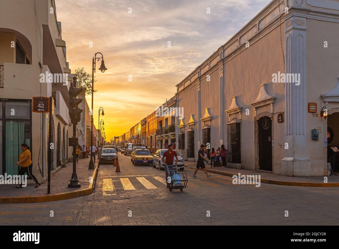 Vie de ville mexicaine au coucher du soleil dans une rue de Valladolid, Yucatan, Mexique. Banque D'Images