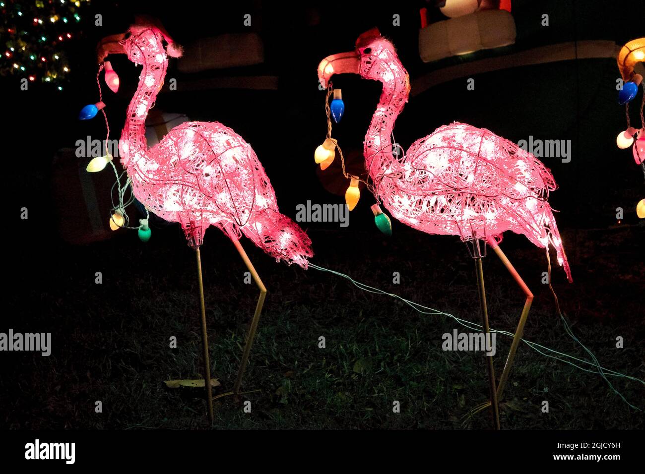 États-Unis, Floride, île de Sanibel. Exposition de pelouse Flamingo Christmas. Sanibel est une île-barrière connue pour ses coquillages et la Ding Darling National Wild Banque D'Images