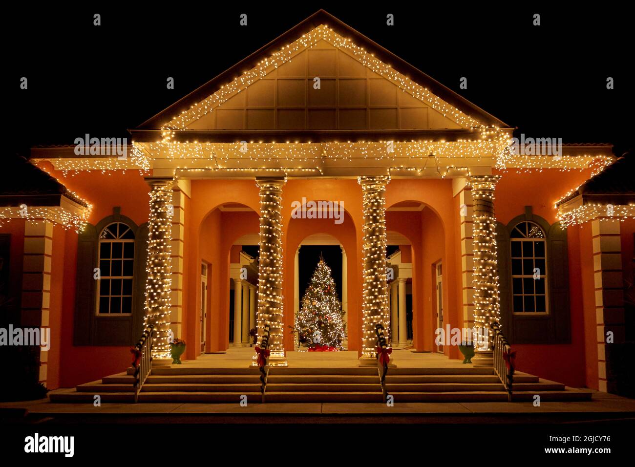 États-Unis, Floride, île de Sanibel. Bâtiment commercial décoré pour Noël. Sanibel est une île-barrière connue pour ses coquillages et le Ding Darling N Banque D'Images