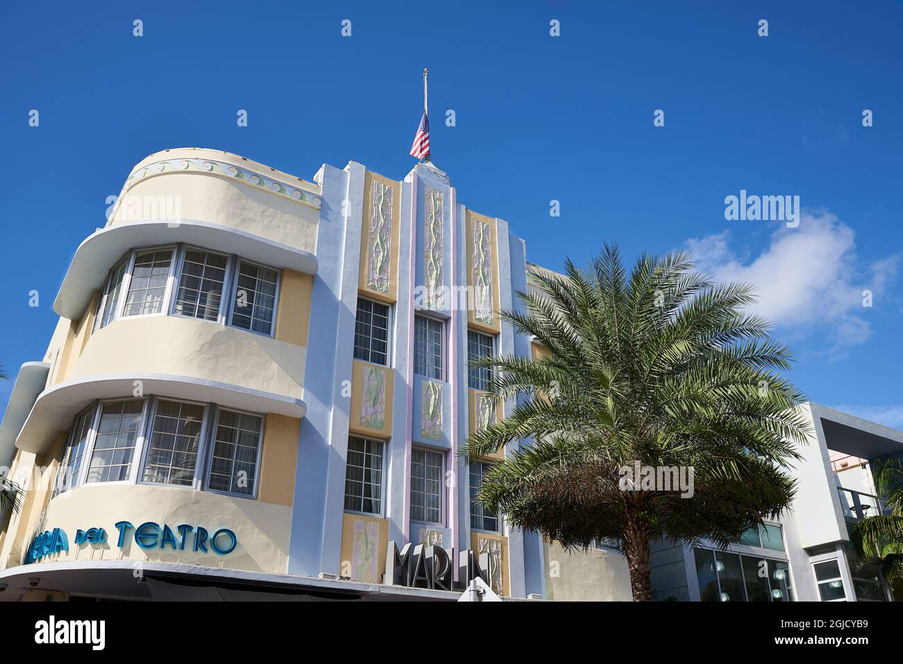 États-Unis, Floride, Miami, Miami Beach. Osteria Del Teatro sur Collins Ave. Le quartier art déco de Miami Beach est la plus grande collection d'arches art déco Banque D'Images