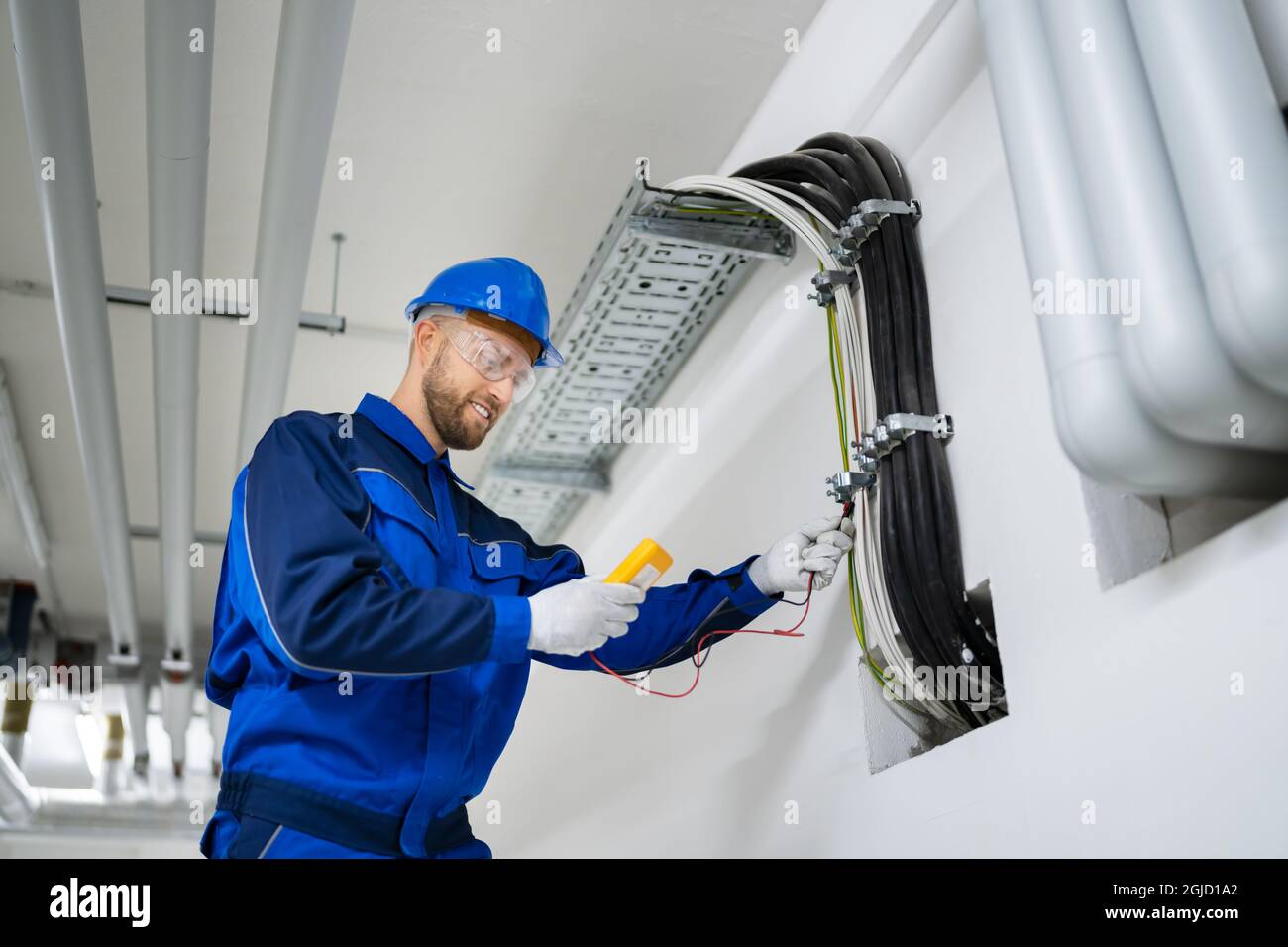 Électricien chargé de l'installation et de la maintenance des câbles au bureau Banque D'Images