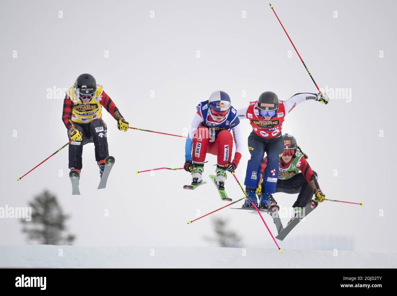 Fanny Smith de Suisse (bleu) remporte la finale féminine à la compétition Freeslund Skicross de la coupe du monde FIS à Idre, Suède, le 25 janvier 2020, devant Sandra Naeslund de Suède (rouge), Brittany Phelan du Canada (jaune) et Marielle Thompson du Canada (verte). Photo: Pontus Lundahl / TT / code 10050 Banque D'Images