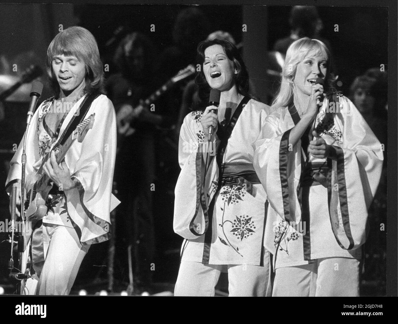 Bjorn Ulvaeus, Annifid Lyngstad et Agnetha Faltskog du groupe pop suédois ABBA lors d'un concert en 1976. Banque D'Images