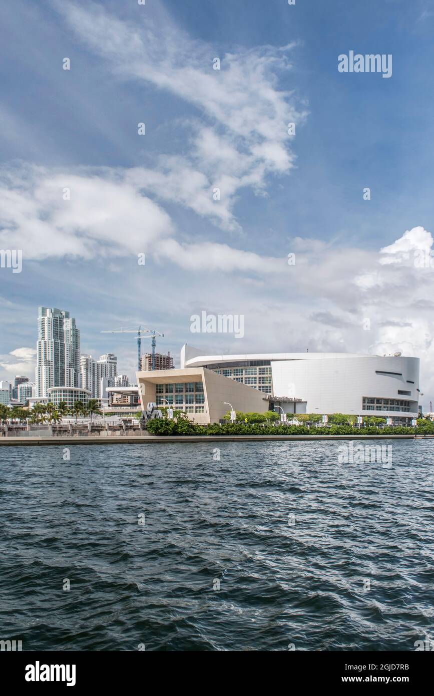États-Unis, Floride, Miami. American Airlines Arena et horizon du centre-ville. Banque D'Images