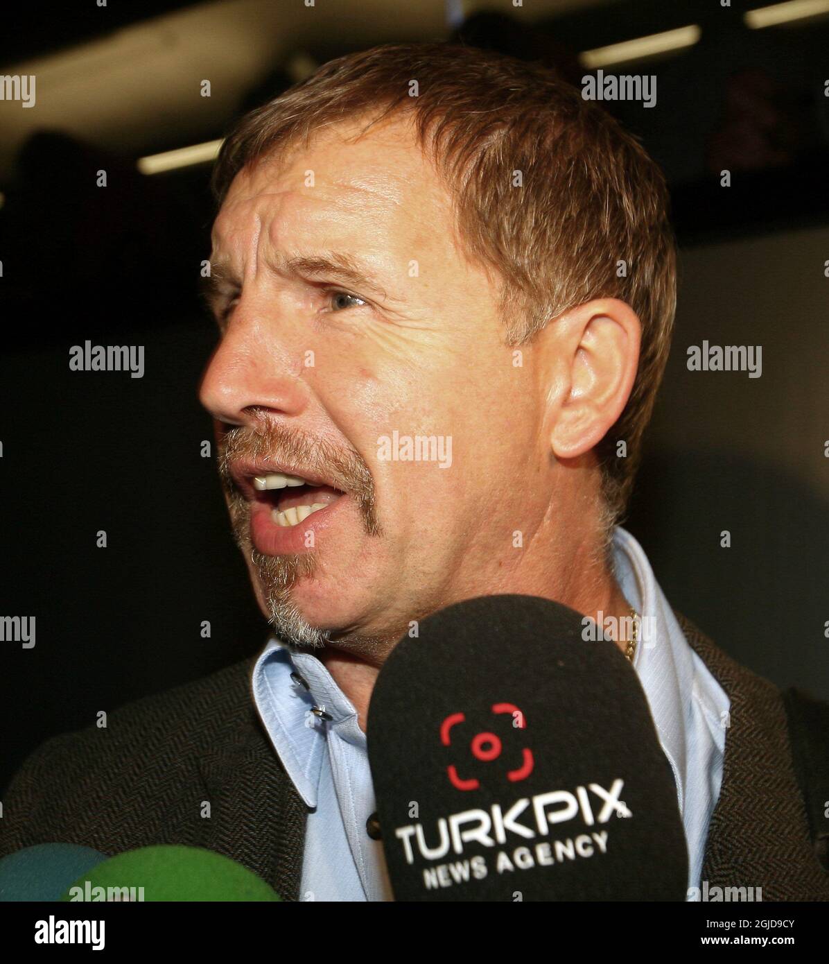 L'équipe suédoise de football Helsingborg est arrivée à Istanbul pour le match Galatasaray de la COUPE de l'UEFA Grop H. Stuart BAXTER, l'entraîneur d'Helsingborg, pendant l'aéroport Ataturk à Yesilkoy à Istanbul en Turquie. Banque D'Images