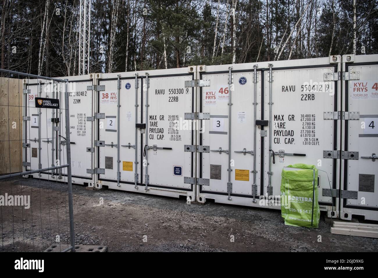 Des conteneurs frigorifiques destinés à être utilisés comme des morgues de fortune pour stocker des morts dans Covid-19 ont été mis en place derrière l'hôpital universitaire Karolinska à Huddinge, Stockholm, Suède, le 26 mars 2020. Photo: Andreas Bardell / Aftonbladet / TT code 2512 Banque D'Images