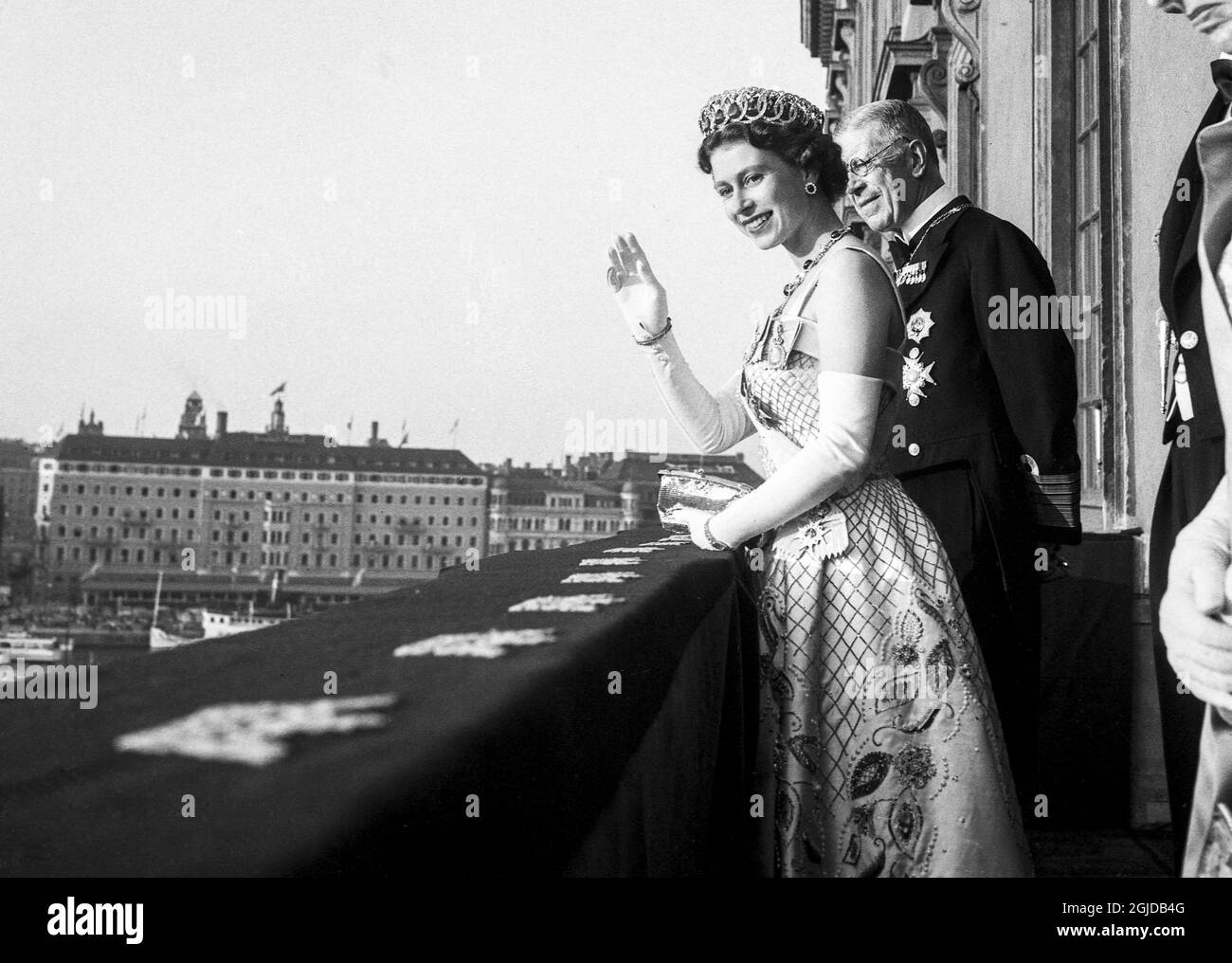 La reine Elizabeth II de Grande-Bretagne et le roi de Suède Gustaf VI Adolf agitent la foule depuis le balcon vers Lejonbacken au château de Stockholm à l'occasion de la visite d'État de la reine à Stockholm le 8 juin 1956. La reine Elizabeth va inaugurer les jeux équestres olympiques que whill a organisés à Stockholm en raison de la réglementation stricte de quarantaine en Australie. Photo: Pressens Bild / TT / Code: 190 Banque D'Images