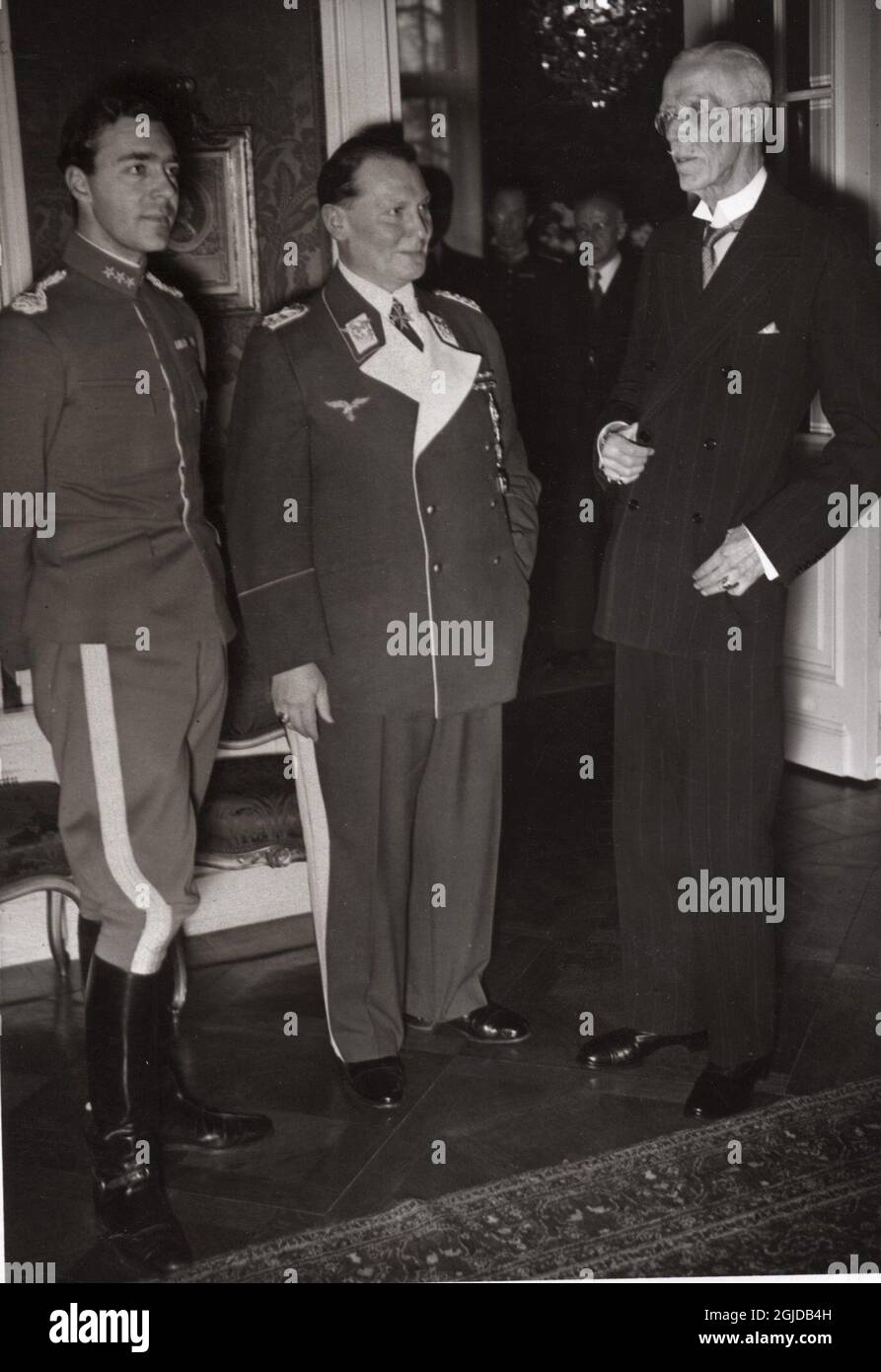 Le roi Gustaf V (à droite) décerne la Grande Croix de l'ordre de l'épée au maréchal allemand Hermann Goring, ainsi qu'au prince héritier suédois Gustav Adolf (à gauche) à Berlin, en Allemagne, le 02 février 1934. Photo : code PRB / TT 194 Banque D'Images
