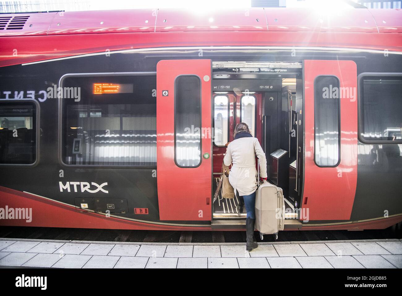 La vie quotidienne à Stockholm, Suède, le 23 mars 2020, pendant la pandémie du coronavirus. Photo: Une femme embarquant dans un train à la gare centrale. Photo: Pontus Orre / Aftonbladet / TT code 2512 Banque D'Images