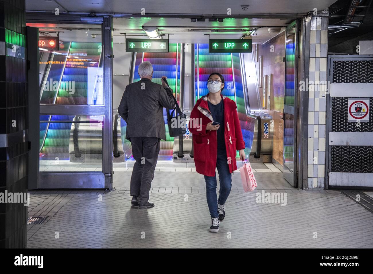 La vie quotidienne à Stockholm, Suède, le 23 avril 2020 pendant la pandémie du coronavirus. Photo: Johan Carlson, Directeur général de l'Agence de la santé publique de Suède, en utilisant les transports publics photo: Pontus Orre / Aftonbladet / TT code 2512 Banque D'Images