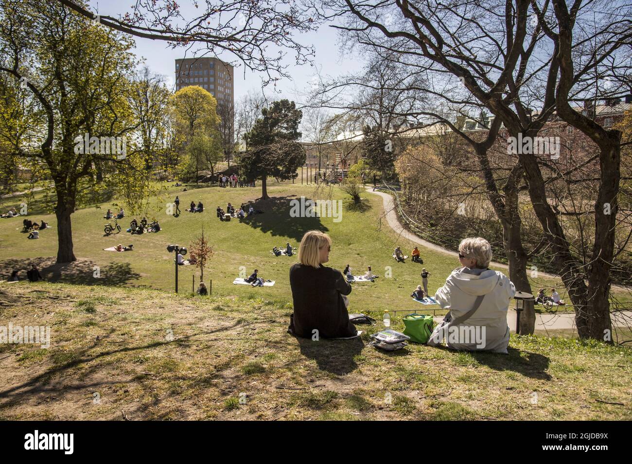 La vie quotidienne à Stockholm, Suède, le 23 avril 2020 pendant la pandémie du coronavirus. Photo: Les gens qui profitent du soleil à Vasaparken photo: Pontus Orre / Aftonbladet / TT code 2512 Banque D'Images